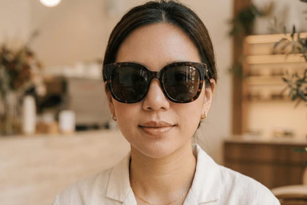 Gunakan riasan wajah yang natural dan berfokus pada bibir
