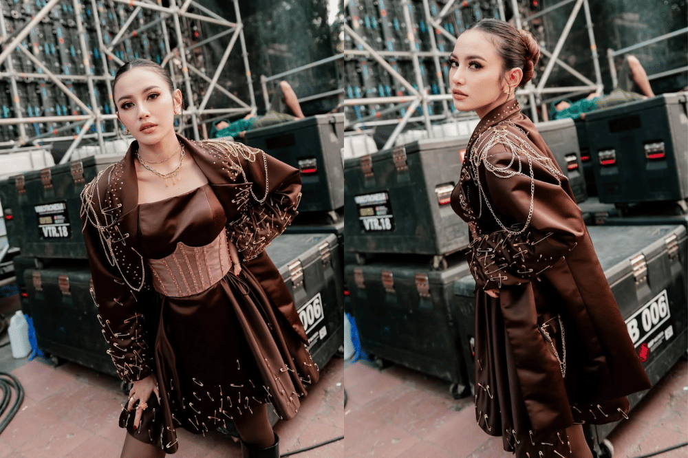 Bold dan eksentrik dengan busana penuh ornamen peniti emas