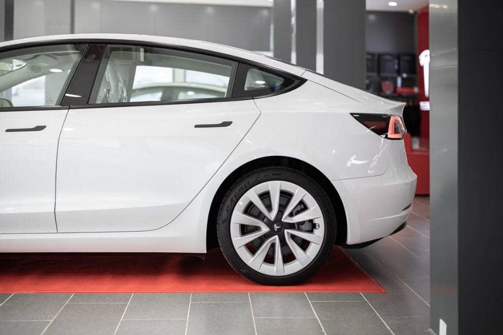 Performa Bertenaga berkat Dual Motor All-Wheel Drive