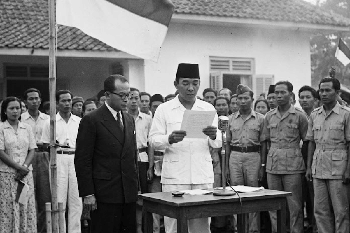 Pada tanggal 17 Agustus 1945 Indonesia dinyatakan merdeka