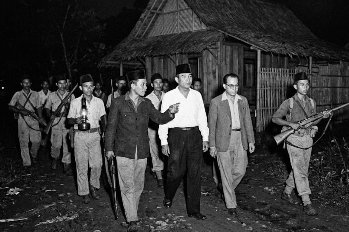 Soekarno dan Hatta dibawa ke Rengasdengklok oleh golongan muda