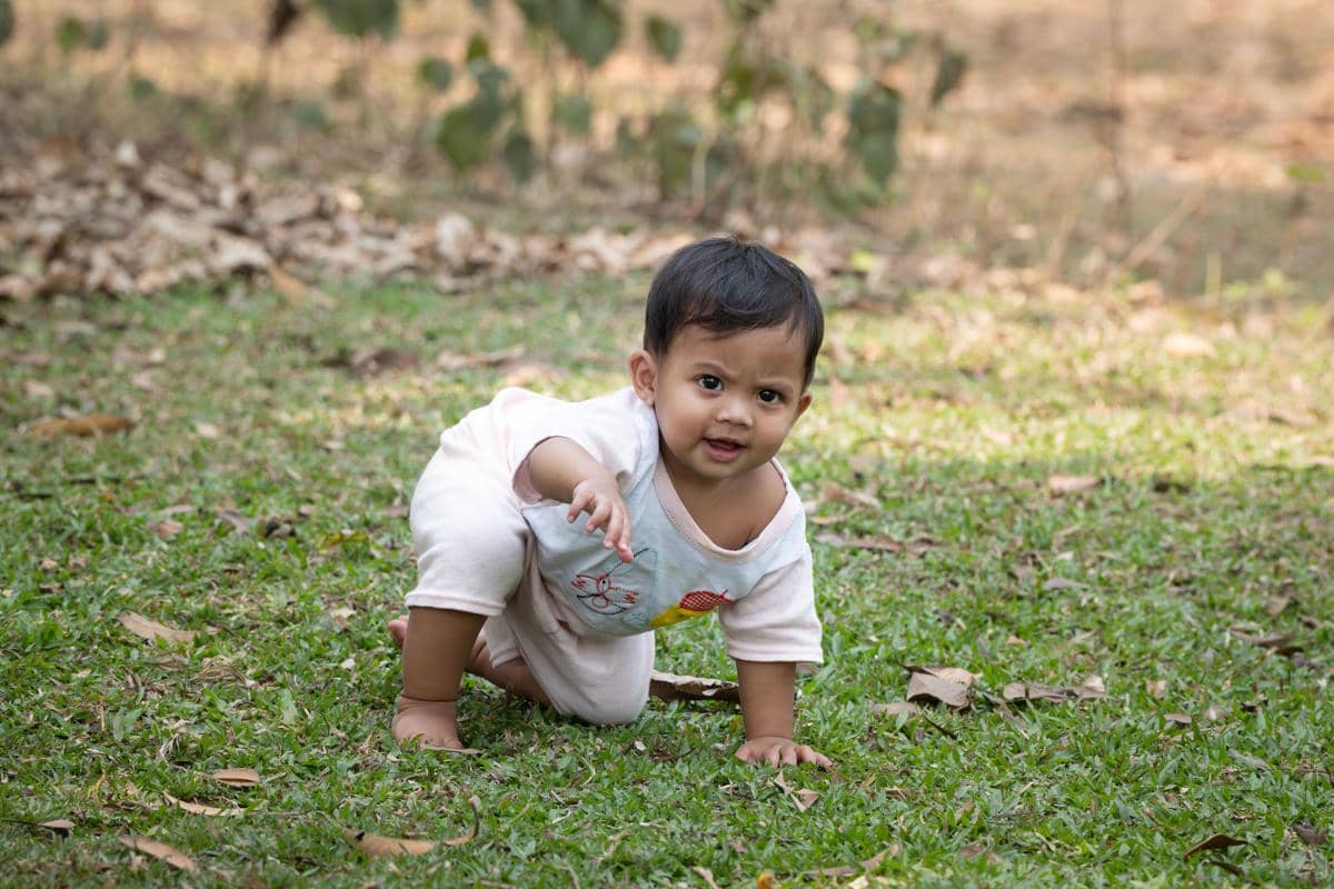 Bahaya CLM pada anak saat main tanpa alas kaki di rumput dan pengaruhnya pada stimulasi sensorik anak