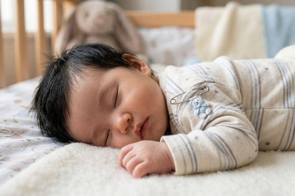 Memasang Peniti di Baju Bayi, Benarkah Bisa Menangkal Bahaya Gaib?
