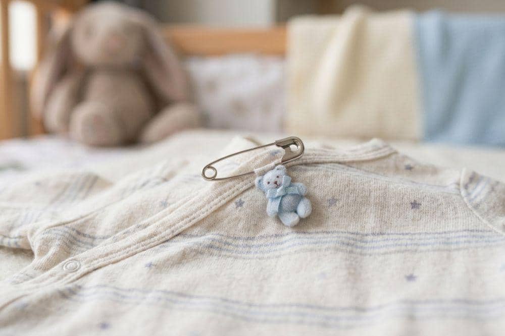 Peniti di baju bayi, benarkah bisa menangkal bahaya gaib?