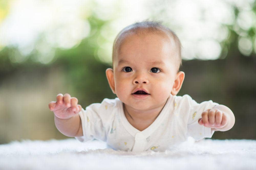 Argumen pro terkait menggelitik kaki bayi
