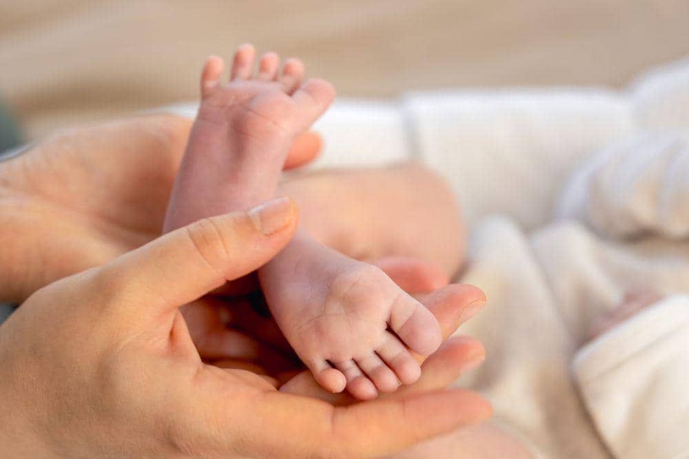 Benarkah Menggelitik Kaki Bayi Bisa Membuatnya Cepat Pintar?