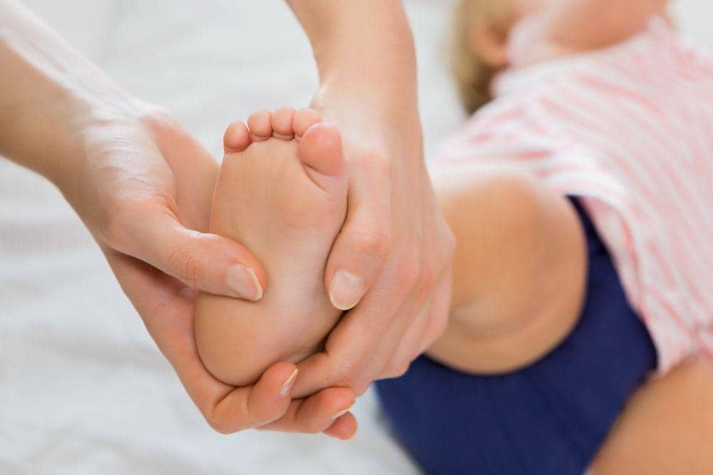 Benarkah menggelitik kaki bayi bisa membuatnya cepat pintar?