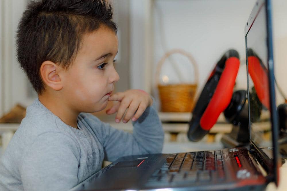 Aktivitas yang cocok untuk anak INTJ bermain coding untuk anak