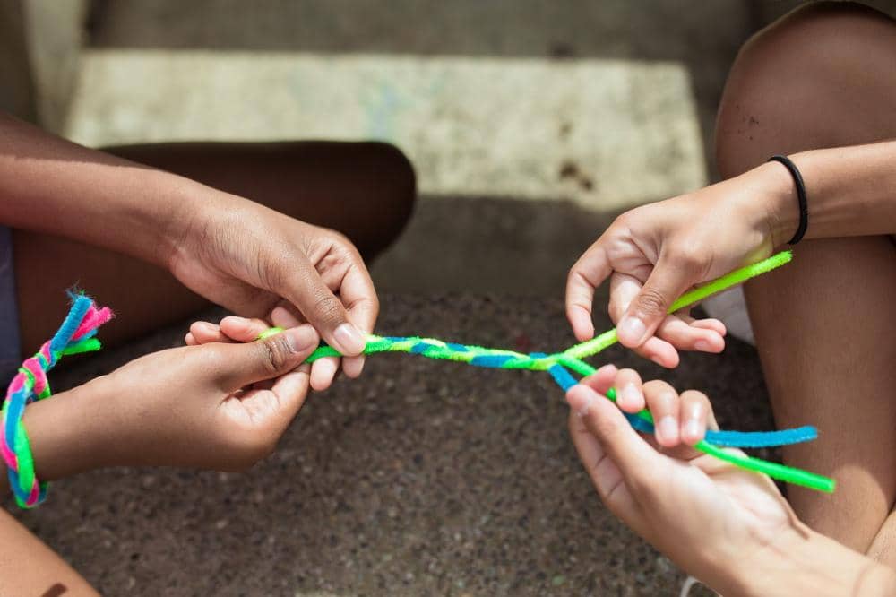 Aktivitas yang cocok untuk anak ENFJ membuat gelang persahabatan