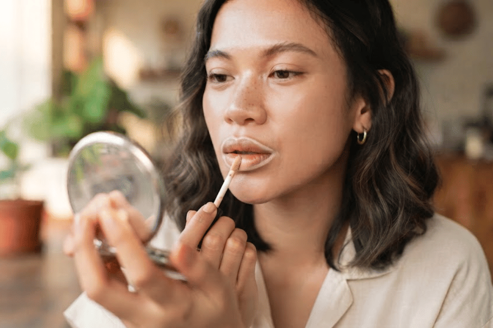 Samarkan garis tepi bibir menggunakan concealer