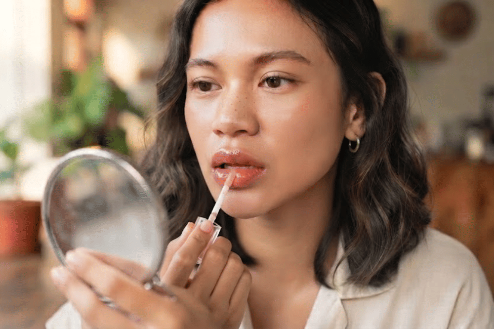 Tambahkan sentuhan lip gloss bening untuk efek bervolume