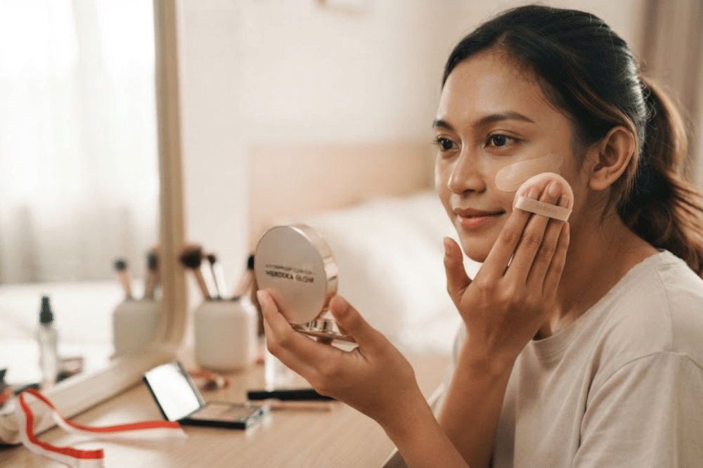 Gunakan cushion atau alas bedak berformula waterproof
