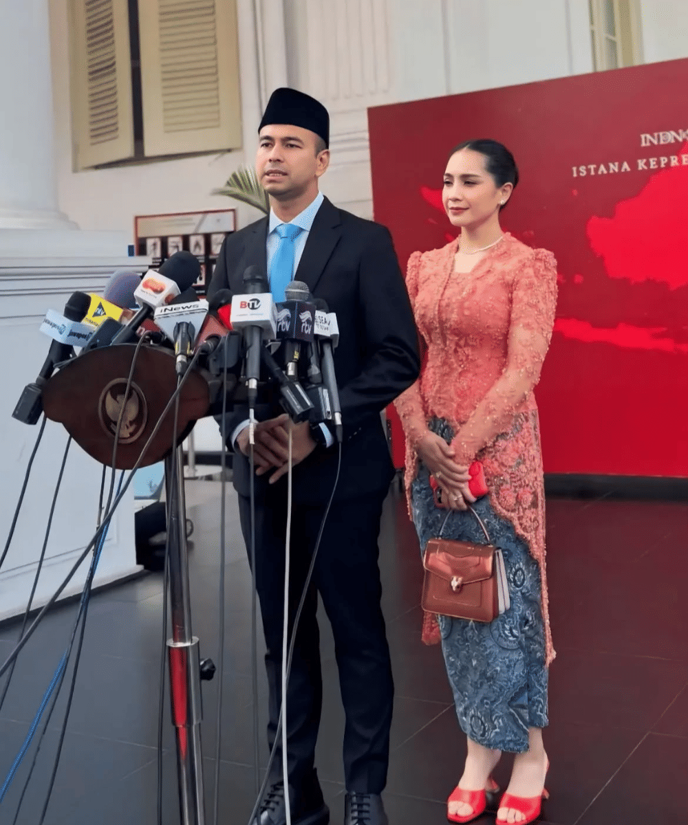 Tampil anggun dengan kebayai brukat peach dan kain batik
