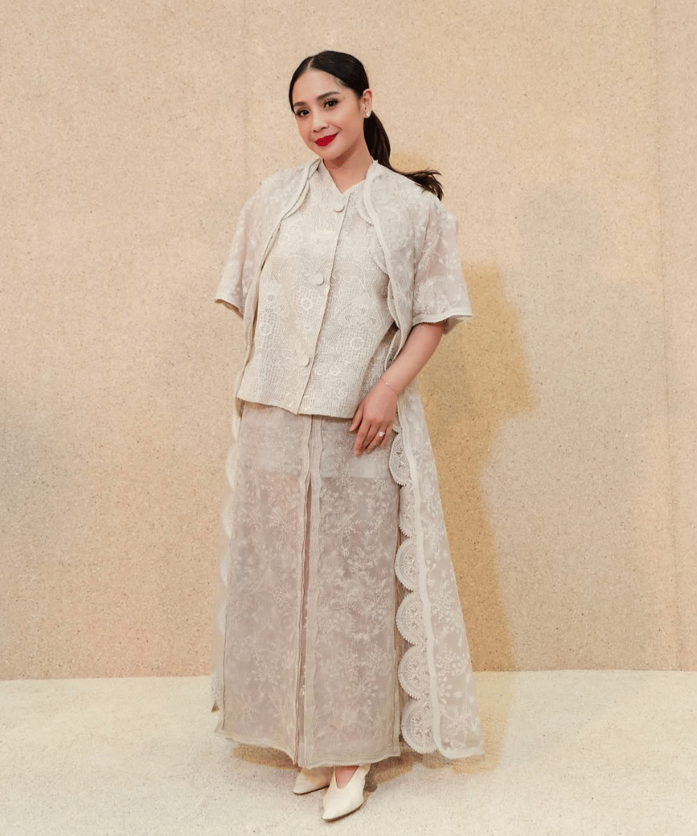 Elegan minimalis dengan busana bordir krem serba brokat

