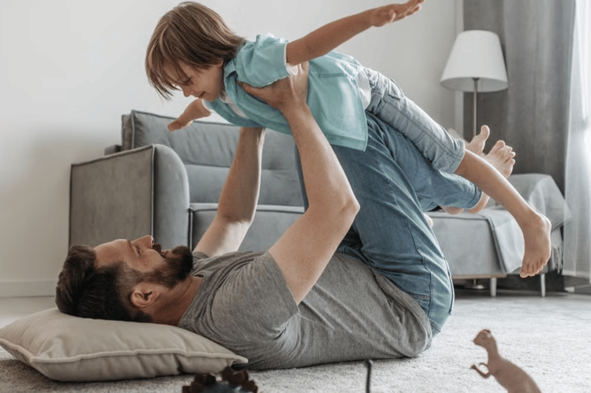 Bermain bersama Papa membuat anak merasa sangat bahagia