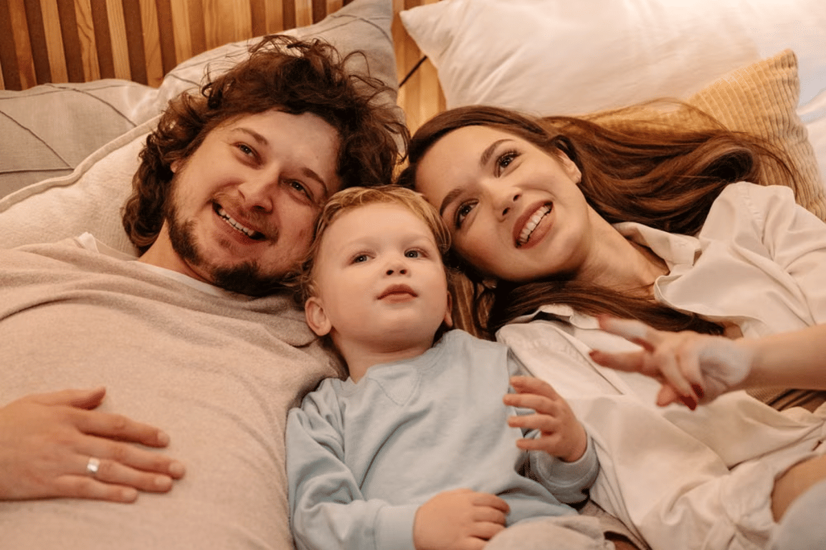 Pelukan Mama atau Main Bareng Papa, Mana yang Disukai Anak? 