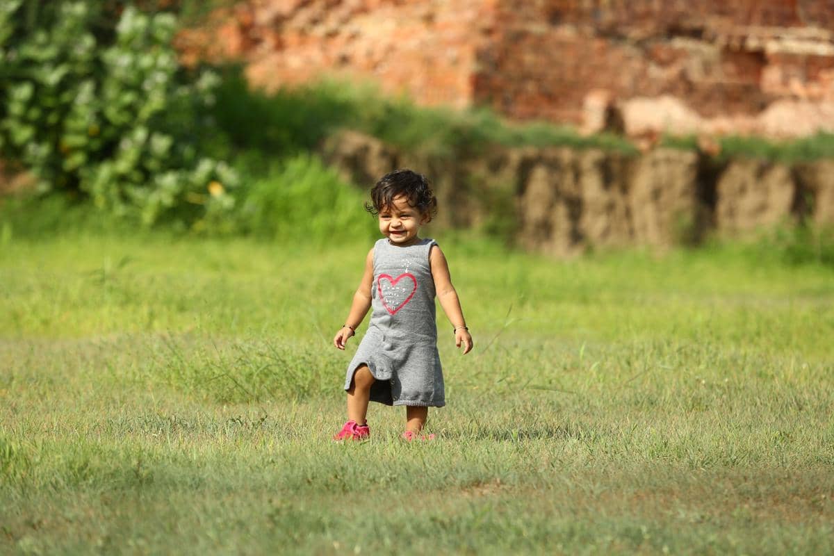 Anak Kena CLM saat Main di Rumput Kota, Haruskah Stop Sensory Play?