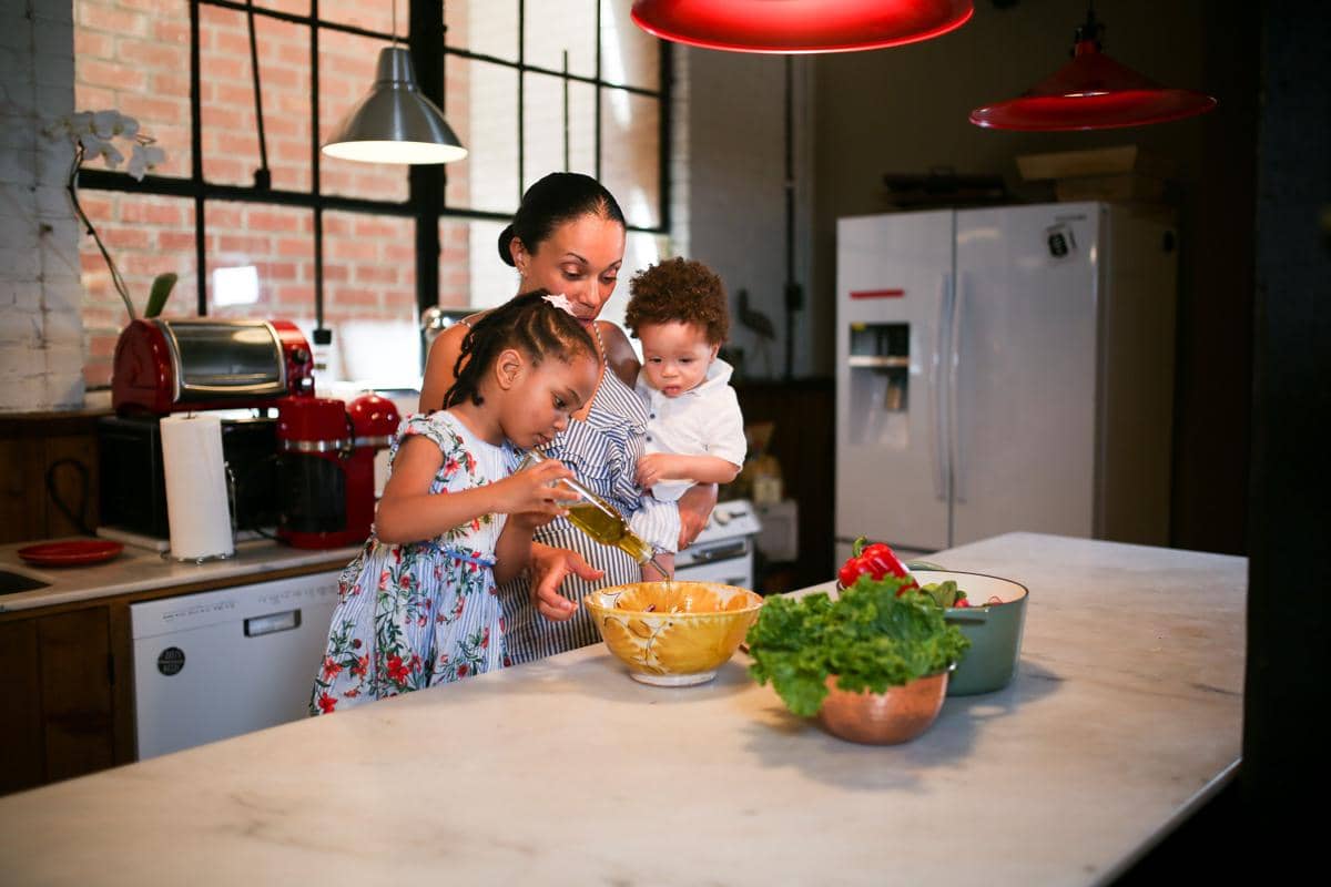 Aktivitas yang cocok untuk anak ESFJ menyiapkan makanan bersama Mama