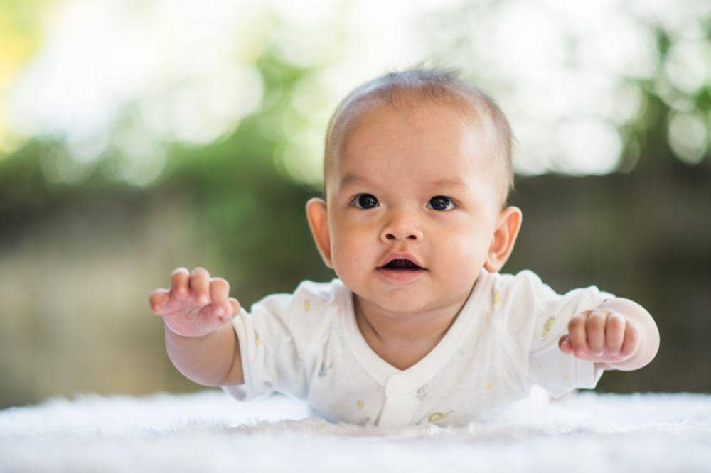 Bayi merangkak mundur bukan tanda gangguan perkembangan