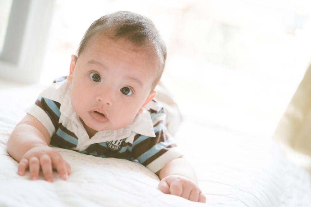 Tips melatih bayi agar bisa merangkak maju