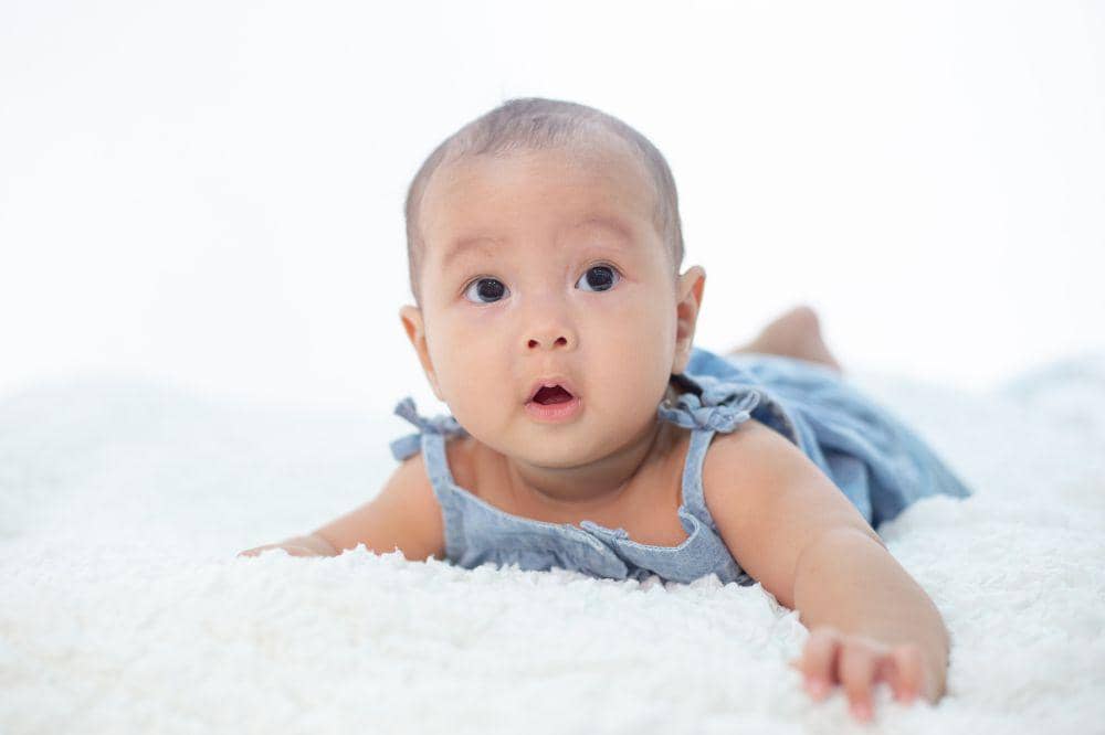 Bayi Merangkak Mundur, Apakah Tanda Gangguan Perkembangan?