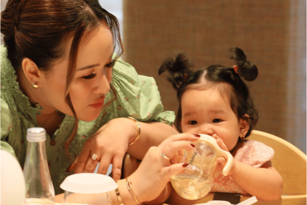 Kapan Anak Mulai Belajar Minum Pakai Cup? Ini Tahapannya Kata Dokter