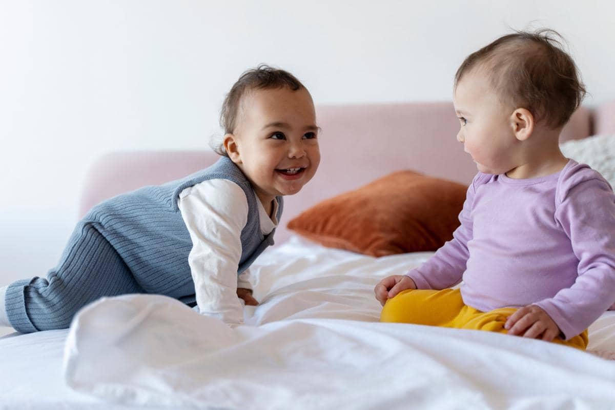 200 Nama Bayi Kembar yang Lahir di Momen 17 Agustus, Nuansa Merdeka
