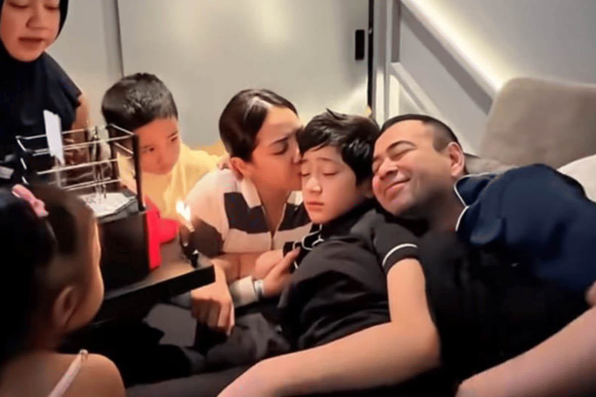 Semua keluarga kompak memberikan kejutan untuk Rafathar