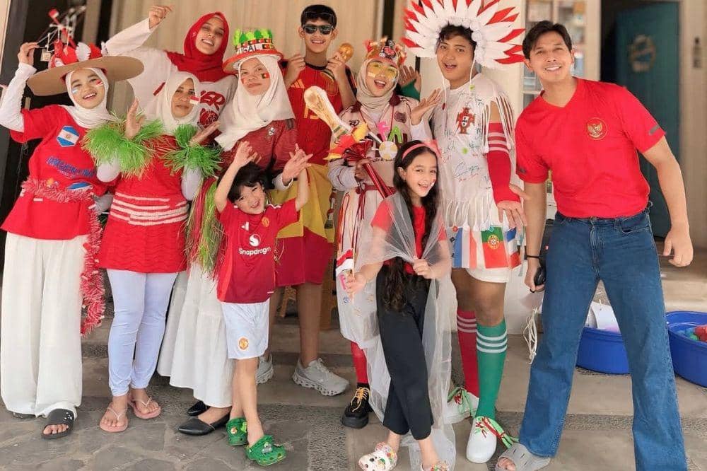 Unik! Anak Fairuz A Rafiq Lomba Kostum Jersey saat HUT RI ke-81