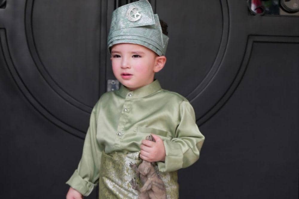 Bem Anak Dokter Oky Pratama Pakai Baju Adat Melayu saat Rayakan HUT RI
