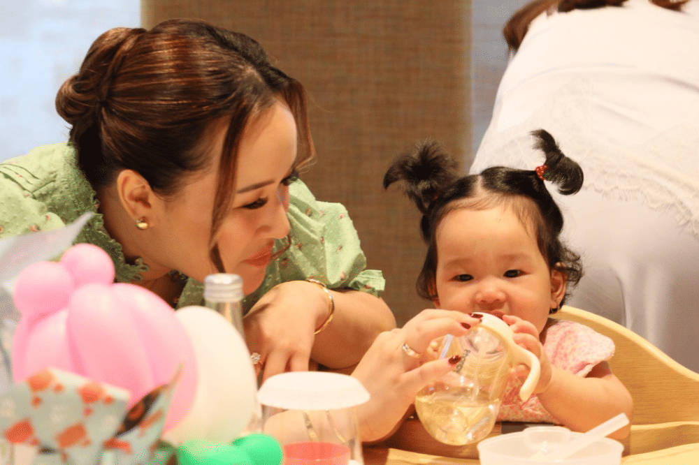 Kapan anak mulai belajar minum pakai cup?