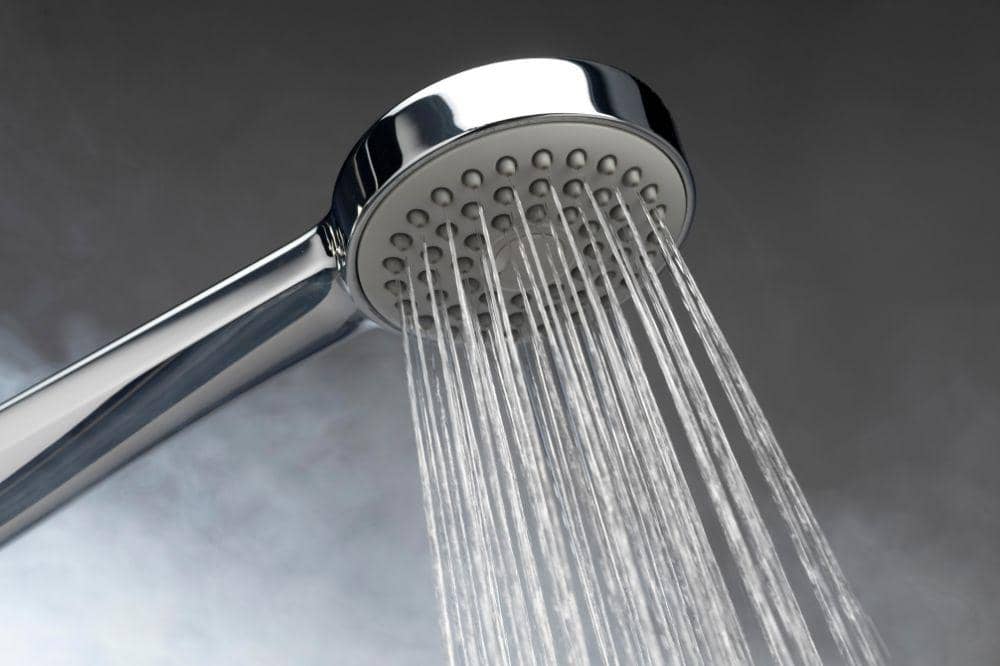 6 Cara Menghilangkan Noda Air di Shower