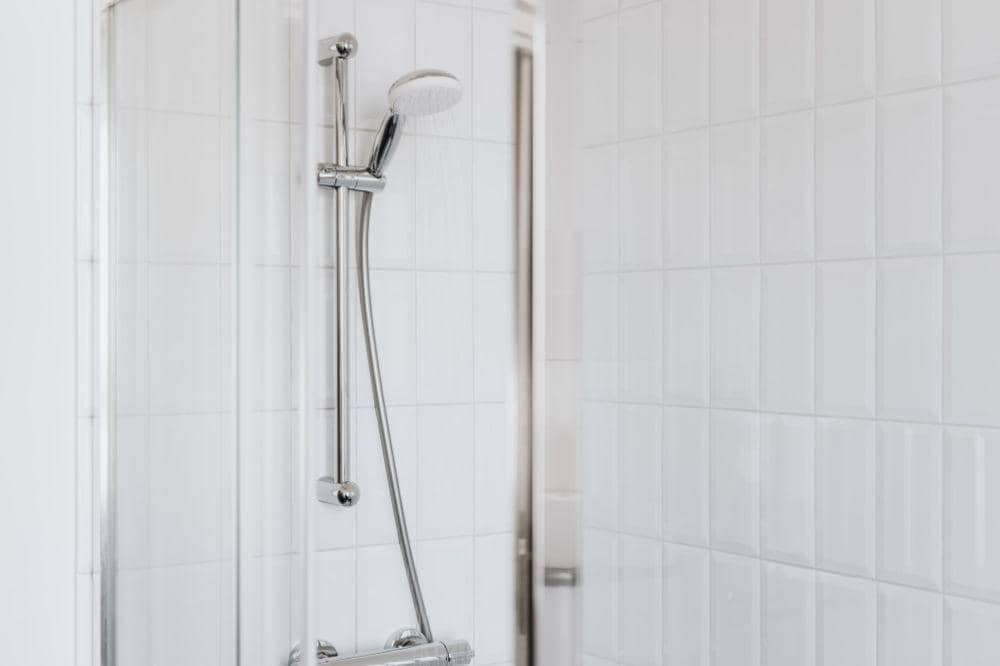 6 Cara Menghilangkan Noda Air di Shower
