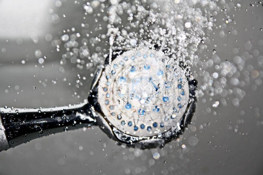 6 Cara Menghilangkan Noda Air di Shower