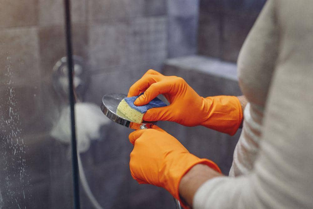 6 Cara Menghilangkan Noda Air di Shower, Sikat Pakai Spons