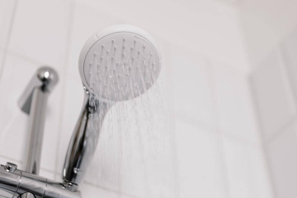 6 Cara Menghilangkan Noda Air di Shower