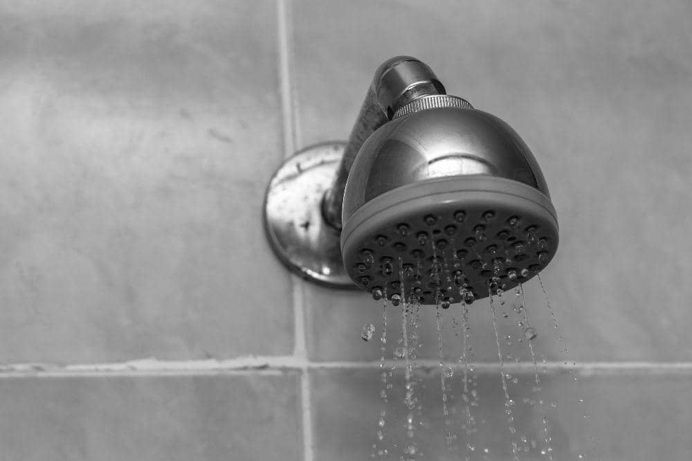 6 Cara Menghilangkan Noda Air di Shower