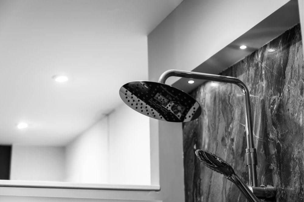 6 Cara Menghilangkan Noda Air di Shower