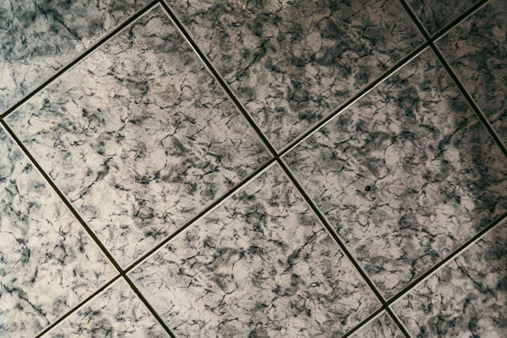 8 Cara Menghilangkan Noda Jamur di Nat Keramik