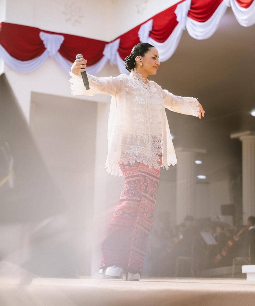 Gaya Artis dengan Baju Adat saat Upacara HUT RI-81 di Istana
