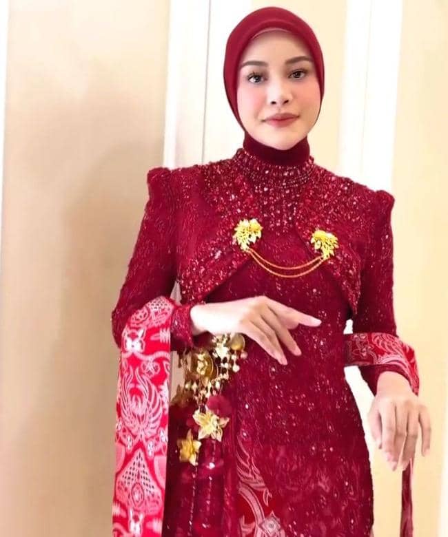 Gaya Artis dengan Baju Adat saat Upacara HUT RI-81 di Istana