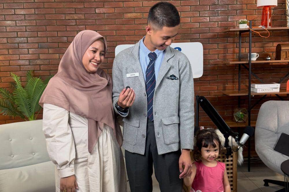 Mengajarkan anak laki-laki ikut mengurus rumah