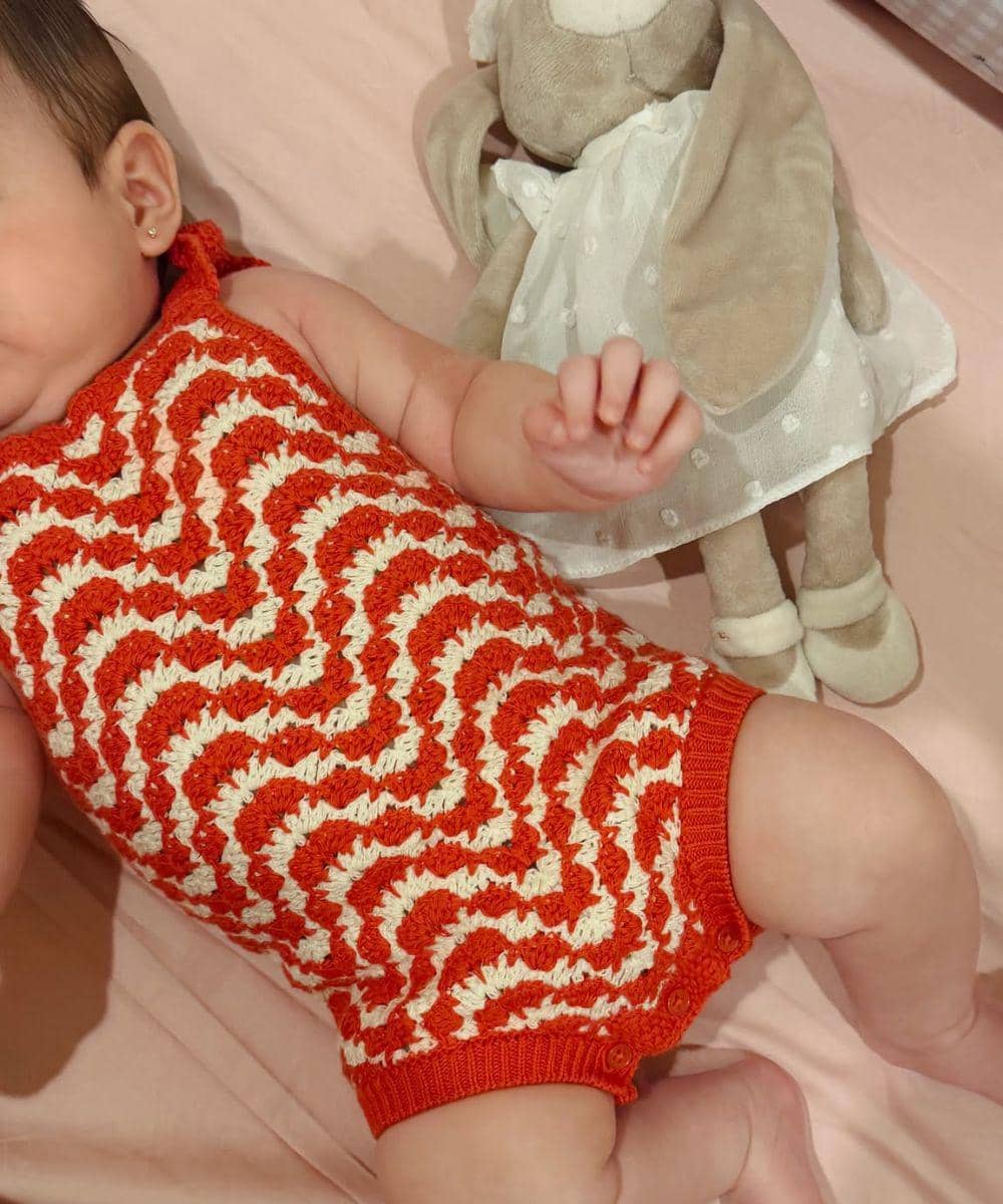 Tampil santai dengan jumpsuit merah bergaris
