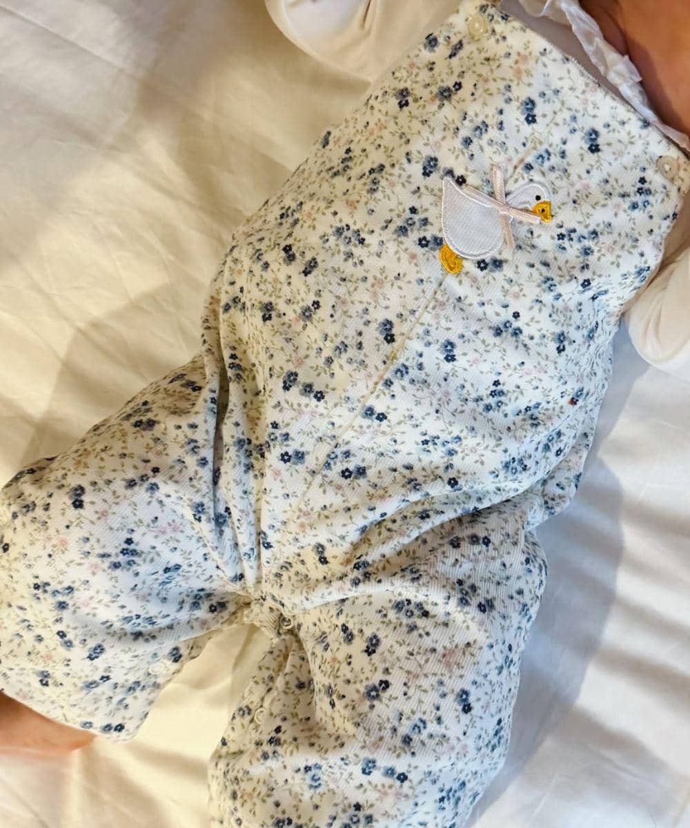 Baby Soleil tampil feminin kenakan jumpsuit floral 
