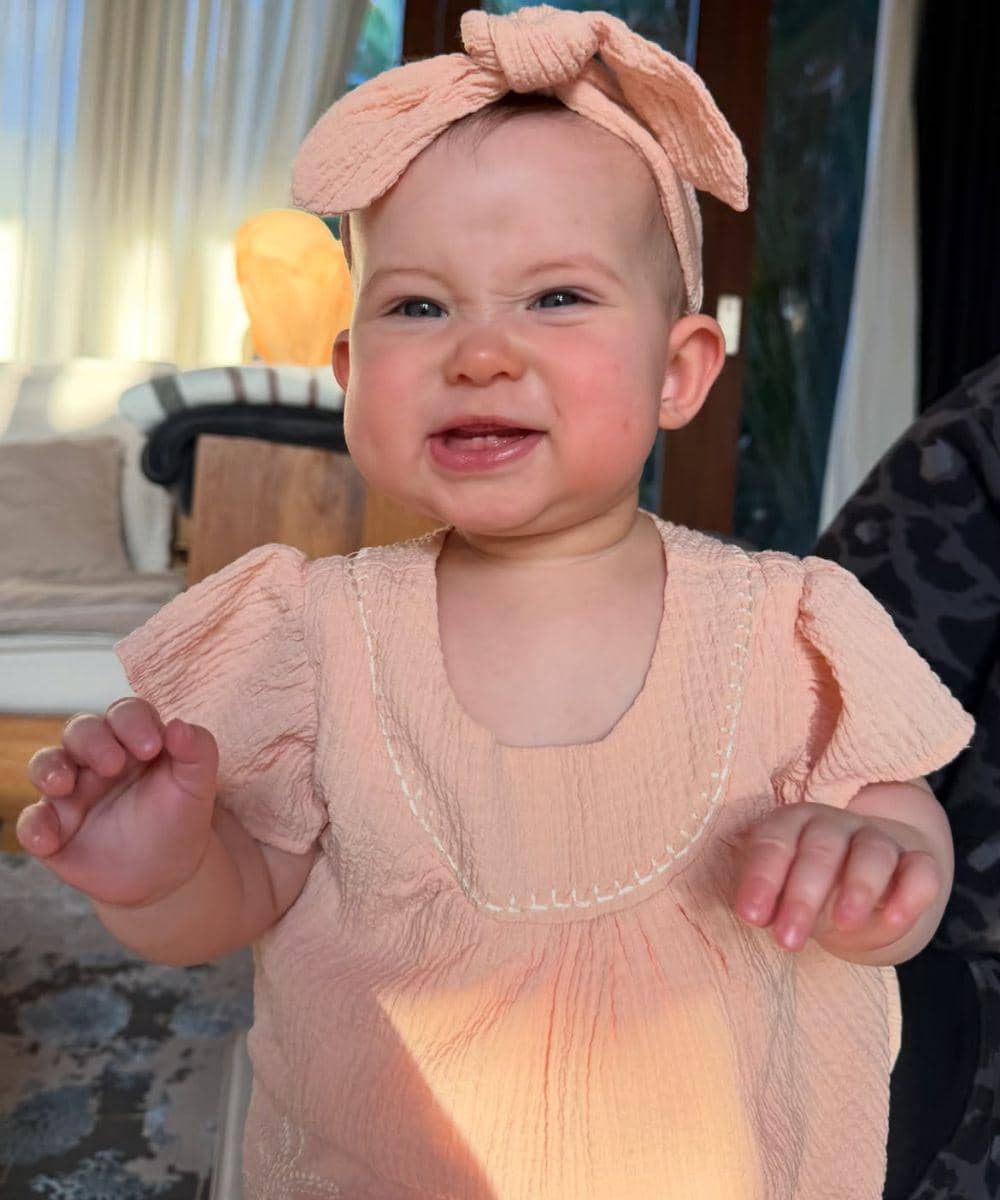 Baby Kaia tersenyum sambil pamer gigi baru