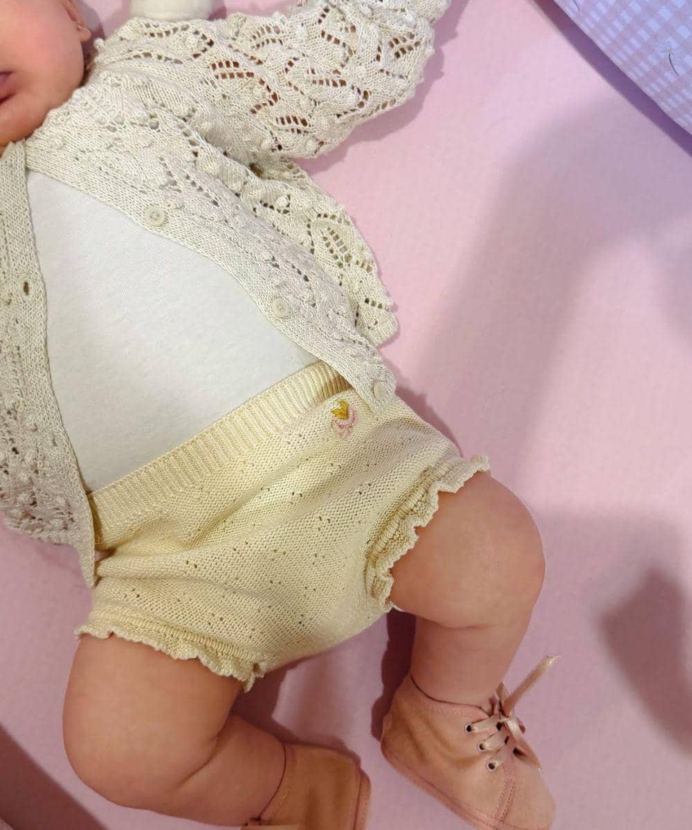 Perpaduan krem dan mustard, Baby Soleil tampil kece 
