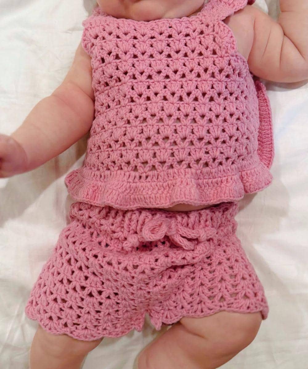 Baby Soleil tampil girly dengan knit set 
