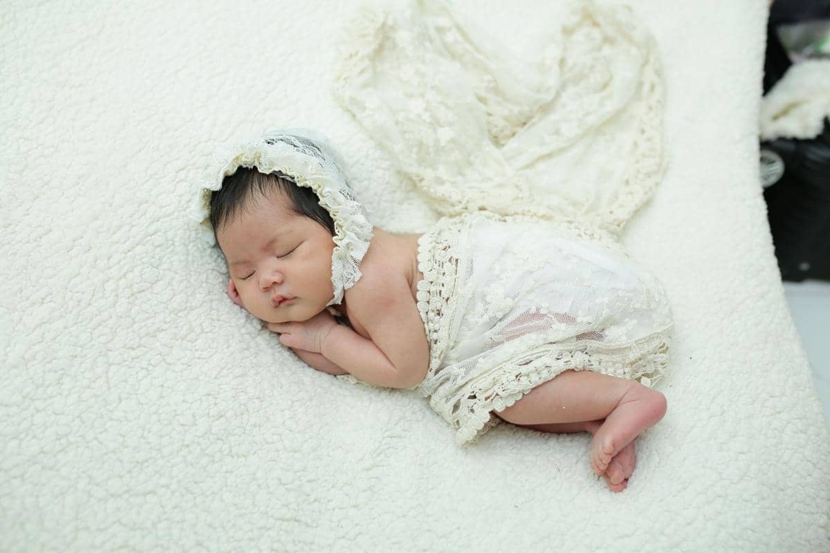 Cara membantu perkembangan bayi usia satu bulan