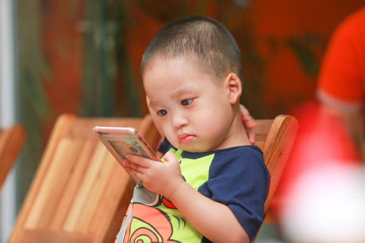 Bahaya Screen Time pada Bayi di Bawah 12 Bulan, Ini Risikonya