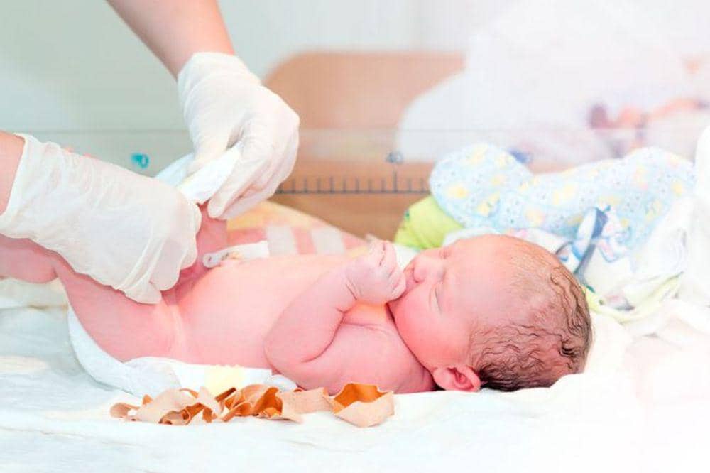 Cara memandikan bayi baru lahir yang tali pusarnya belum lepas